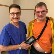 Dr. Joachim Durner, Chefarzt für Allgemeine Innere Medizin und Geriatrie, freut sich, dass er seinem Parkinson-Patienten Frank Berger mit einer neuen Dopamin-Pumpe helfen kann. 