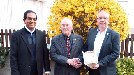 Münsterhausens Ortschronist Eugen Miller (Mitte) feierte kürzlich seinen 85. Geburtstag. Pfarrer Joseph Moosariet (links) und Bürgermeister Erwin haider gratulierten. 