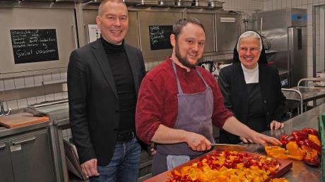 Von links: Geschäftsführer Bernd Schramm, Pierre Simon, einer der beiden Küchenmeister, und Sr. Marianne Rauner, Generalökonomin, in der Küche.