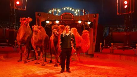 Zirkusdirektor Andre Kaiser mit seinen Kamelen
