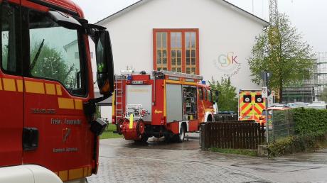 Am Montagvormittag rückt die Feuerwehr zur Krumbacher Grundschule aus. 