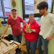 Nastja besitzt große Lebensernergie. Nach der Arbeit in der Werkstatt für behinderte Menschen nimmt sie zusätzlich noch an einem Holzbearbeitungskurs in Ursberg teil.