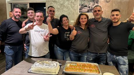 Das Team von Peperosso feiert die Neueröffnung des Restaurants. Es wird geführt von Lina (Dritte von rechts) und Giuseppe Pizzata (Zweiter von rechts). 