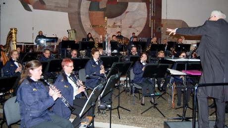 Großer Publikumsandrang beim zweiten Auftritt des Polizeiorchesters Bayern in Krumbach. Chefdirigent Prof. Johann Mösenbichler trieb seine Musiker zu Spitzenleistungen an.