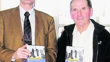 Hauptkommissar Peter Hirsch (links) war einer der Gäste, die Urban Lecheler beim Altennachmittag der Günztal-Senioren begrüßen durfte. Foto: Müller