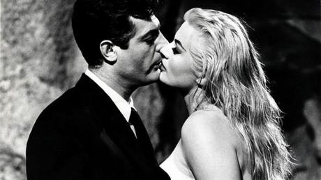 Szene aus «La Dolce Vita» von Federico Fellini mit Marcello Mastroianni und Anita Ekberg. Der Film wurde 1960 in "Cinecitta" in Rom gedreht. (Foto: Blue Box Toys) dpa