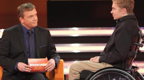 Hape Kerkeling im Gespräch mit Samuel Koch, der nach seinem Unfall bei «Wetten, dass..?» im Rollstuhl sitzt.