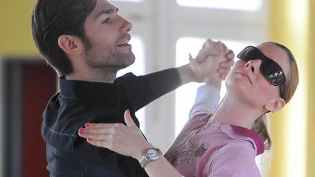 Die blinde Sängerin Joana Zimmer trainiert mit ihrem Tanzpartner Christian Polanc für «Let's Dance». Foto: Britta Pedersen dpa