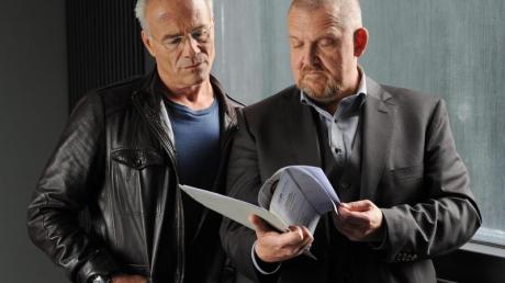 Die Schauspieler Klaus J. Behrendt (l) als Kommissar Max Ballauf und Dietmar Bär als Kommissar Freddy Schenk werden diesen Sonntag mitten in ihren Fall hineingezogen.