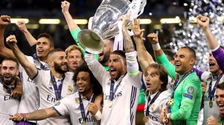 Real Madrid's Sergio Ramos feiert mit dem Champions League Pokal.