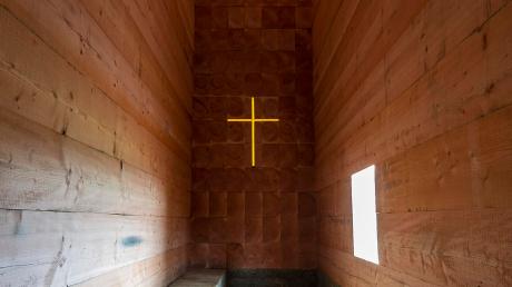 Auf das lichte Kreuz fällt der Blick im Inneren der Kapelle von John Pawson