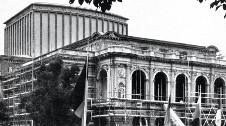 Auf dem Baufoto von 1955 stehen Schiller und Goethe noch in ihren Nischen. 1956 wurde die Fassade des Theaters vereinfacht.
