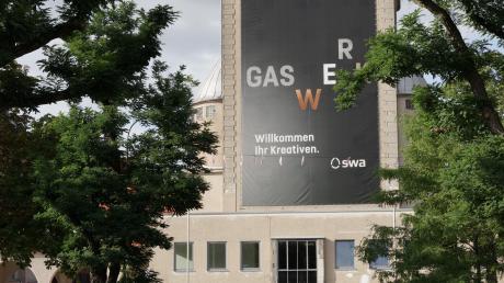 Großer Andrang im alten Eingangsbereich zum Gaswerkgelände: Gleich werden 100 Jahre Industriegeschichte beleuchtet. 	