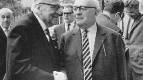 Max Horkheimer (vorne links), Theodor W. Adorno (vorne rechts) und Jürgen Habermas (im Hintergrund rechts), Siegfried Landshut (im Hintergrund links) im Jahr 1964 in Heidelberg.