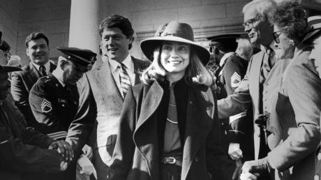 Hillary Clinton (Mitte) sowie Bill Clinton (links von ihr) in einer Szene des vierstündigen Dokumentarfilms „Hillary“. 	 	