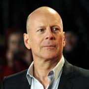 Bruce Willis spielt die Hauptrolle in "Stirb langsam". Der Film ist an Weihnachten wieder im TV zu sehen. Alle Infos zu den Sendeterminen 2023 lesen Sie hier. 