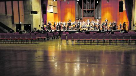 Bei dem ersten Konzert der Augsburger Philharmoniker nach dem Shutdown durften nur 50 Zuschauer in den Kongress am Park. Die große Halle blieb weitgehend leer. 	