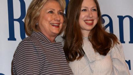 Hillary Clinton (l) und ihre Tochter Chelsea 2019 in New York.