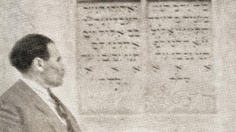 Mordechai W. Bernstein auf der Suche nach Zeugnissen jüdischen Lebens, die nicht vernichtet worden waren. 