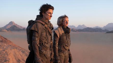 Timothee Chalamet und Rebecca Ferguson in einer Szene des Films „Dune“, der heute in Venedig Uraufführung feiert. 