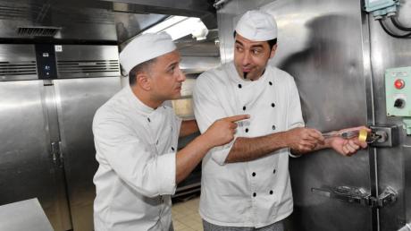 Nachdem Cem (Bülent Ceylan, r) und sein Bruder Hassan Meierbrink (Özcan Cosar) als Stand-up-Comedians gescheitert sind, versuchen sie sich als Küchenhilfen an Bord des «Traumschiffs».