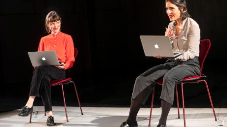 Christina Jung (links) und Luana Velis gehen in der Brechtbühne in der Lesung „Suchen. Sex. Sprechen“ der Sprache der Sexualität nach. 	
