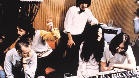 Die Körpersprache sagt alles (von links): Ringo Starr, George Martin, Paul McCartney, George Harrison, Yoko Ono und John Lennon bei den Aufnahmen von „Let It Be“.