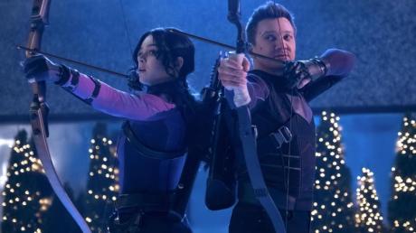 Hailee Steinfeld als Kate Bishop und Jeremy Renner als Clint Barton/Hawkeye in "Hawkeye". Wird es eine Staffel 2 auf Disney+ geben?