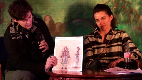 Blauer Montag im Alten Rock Café: Kostümbildnerin Aylin Kaip (links) und Dramaturgin Sarah Mössner machen neugierig auf "Shockheaded Peter". 	