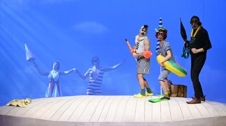 Zur Clowns-Truppe, die das Theater Ulm feiern lässt, gehören (von links) Maryna Zubko (Zerbinetta), Dae-Hee Shin, Joshua Spink, Takao Aoyagi und Daniele Macciantelli.  	