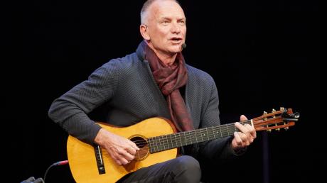 Sting, Musiker aus Großbritannien, sitzt nach der Vorstellung seines Musicals «The last Ship» im Theater Lübeck auf der Bühne.