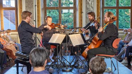 Im Mittelpunkt, umgeben von Publikum, spielt das Danish String Quartet beim Mozartfest. Von links: Rune Tonsgaard Sørensen, Frederik Øland, Asbjørn Nørgaard und Fredrik Schøyen Sjölin.  
