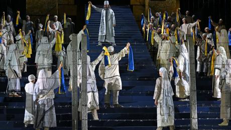 Mit Tüchern in den Farben der Ukraine proben die Darsteller den Gefangenenchor in der Oper «Nabucco» von Giuseppe Verdi für die Domstufen-Festspiele.