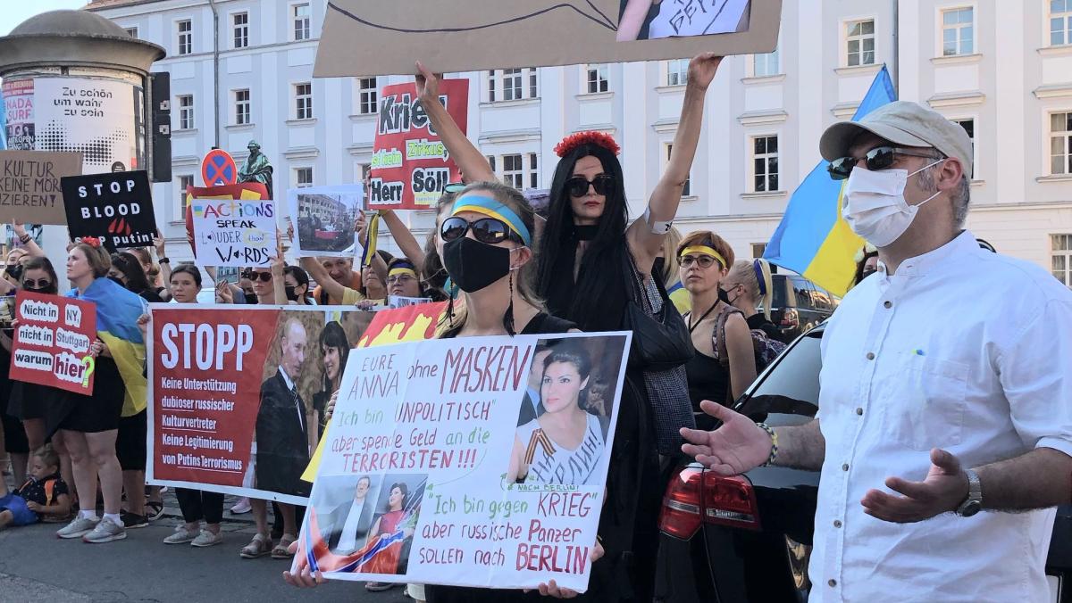 #Regensburger Schlossfestspiele: Demonstration vor Auftritt von russischem Opernstar Anna Netrebko