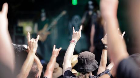«Pommesgabeln»: Metal-Fans tanzen während eines Auftritts der Band Mythraeum aus den USA vor der Bühne.