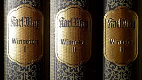 «Winnetou»-Bücher in einem Regal des Karl-May-Verlags.