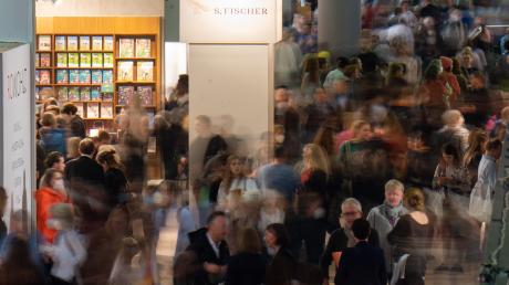 Besucher gehen während der Frankfurter Buchmesse durch einen Gang.