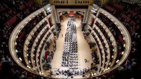 Debütantenpaare befinden sich in der Wiener Staatsoper während der Generalprobe für den Opernball.