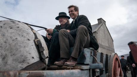 Da sind sie noch gute Freude: Brendan Gleeson als Colm und Colin Farrell als Padraic in dem Oscar-nominierten Fim "The Banshees of Inisherin".