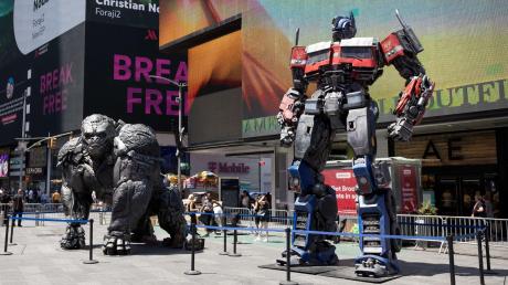 Übergroße Roboterfiguren stehen auf dem Times Square,um für den «Transformers»-Film zu werben.