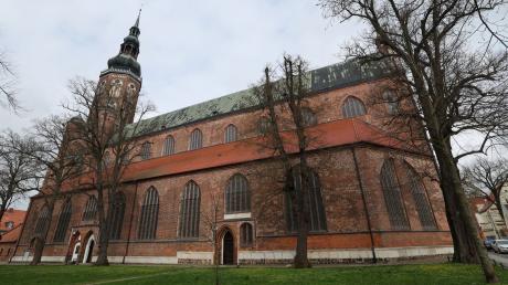 Der Greifswalder Dom hat jetzt eine von Ólafur Elíasson neu gestaltete Fenstergruppe.