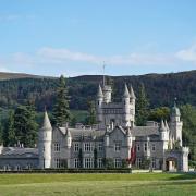Balmoral Castle ist eine der Residenzen der königlichen Familie, in der Königin Elizabeth II. traditionell die Sommermonate verbrachte.