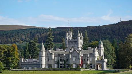 Balmoral Castle ist eine der Residenzen der königlichen Familie, in der Königin Elizabeth II. traditionell die Sommermonate verbrachte.