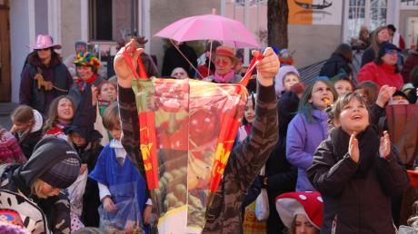 Große Erntetaschen für den Bonbonregen. Die Dießener Grundschüler belagern gestern am Lumpigen Donnerstag das Rathaus der Marktgemeinde. 
