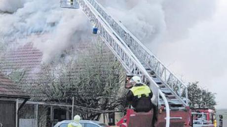 Die Feuerwehr Kaufering beim Brand eines Hauses in Igling in 2010. 