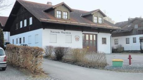 Ein Maler wird nötige Ausbesserungsarbeiten am Feuerwehrhaus Hagenheim durchführen. 