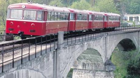 Bahngeschichte im Bild: Ein Personenzug der Pfaffenwinkelbahn überquert am 10. Mai 1975 die Lechbrücke in Schongau. 