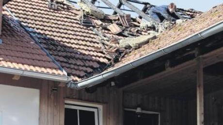 Der Tag danach: Rund 100000 Euro Schaden richtete das Feuer in der Dachgeschosswohnung und am Dachstuhl des Mehrfamilienhauses an. 