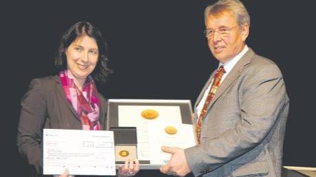 Der Uttinger Waagenbauer Johann Althaus hat den Bayerischen Staatspreis 2011 für besondere gestalterische und technische Leistungen im Handwerk erhalten, den Preis überreichte Wirtschafts-Staatssekretärin Katja Hessel. 