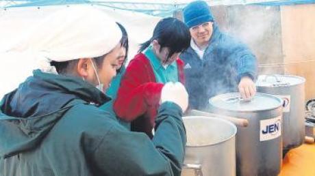 Das Foto der japanischen Hilfsorganisation JEN zeigt eine Essensversorgung von Tsunami-Opfern. Die Kauferinger Organisation LandsAid unterstützt JEN.